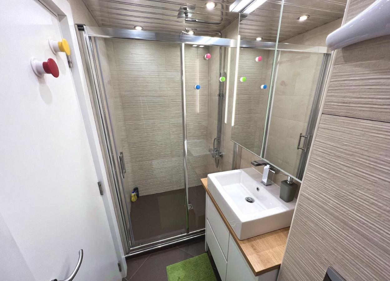 Unique Luxurious Jacuzzi Penthouse Duplex In City Center! 2 Baths! Free Parking! Sofia Luaran gambar