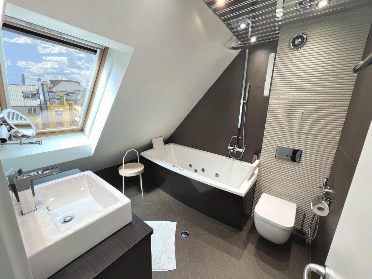 Unique Luxurious Jacuzzi Penthouse Duplex In City Center! 2 Baths! Free Parking! Sofia Luaran gambar